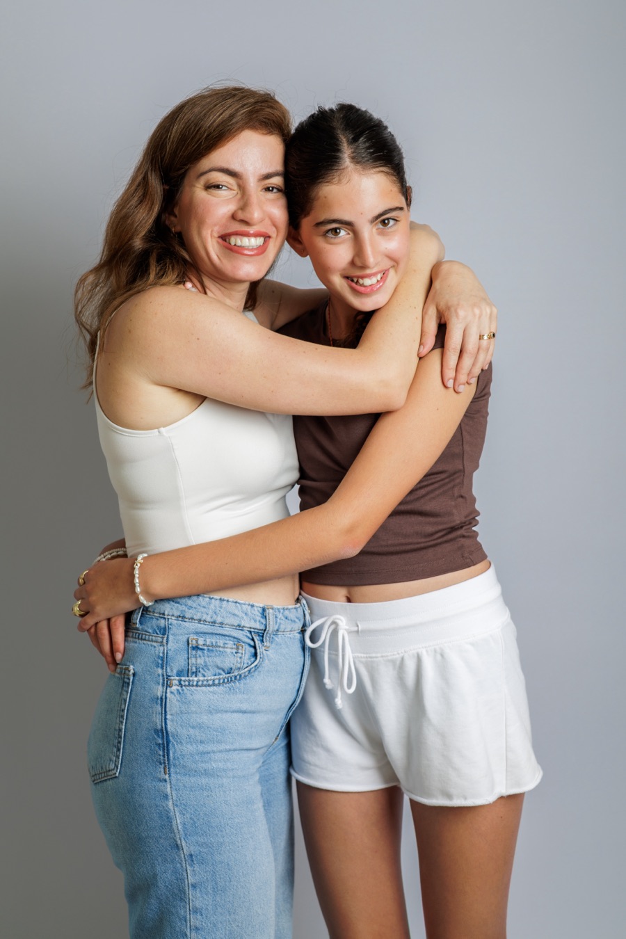 אמא ובת מתחבקות וצוחקות בסטודיו